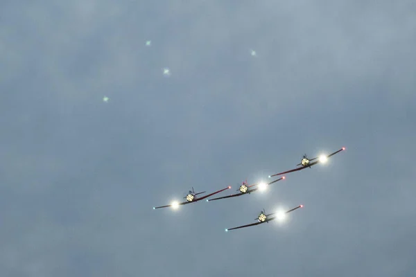 Μια Ομάδα Ιπτάμενων Αεροσκαφών Ενάντια Συννεφιασμένο Ουρανό Κατά Διάρκεια Μιας — Φωτογραφία Αρχείου