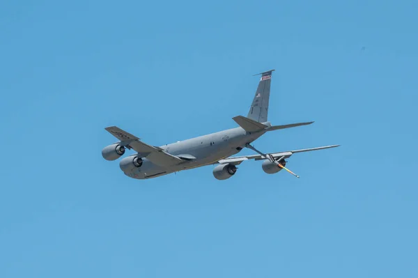 Ein Fliegendes Militärflugzeug Vor Blauem Himmel — Stockfoto
