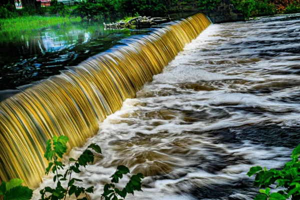 Красивый Снимок Водопада Посреди Леса — стоковое фото