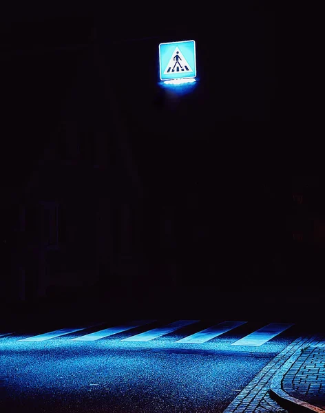 Een Voetgangersbaan Voetgangersbord Nachts Met Verlicht Blauw Licht — Stockfoto