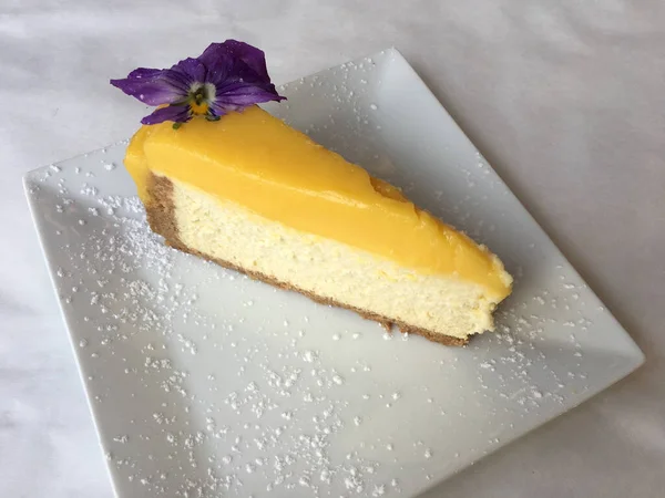 粉砂糖の入ったプレートの上にチーズケーキのスライス — ストック写真