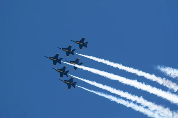 Grupo Aviones Voladores Contra Cielo Azul Durante Espectáculo Aéreo — Foto de Stock