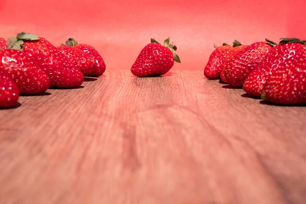 Ein Bund Frischer Roter Erdbeeren Trocknet Auf Einer Holzoberfläche Mit — Stockfoto