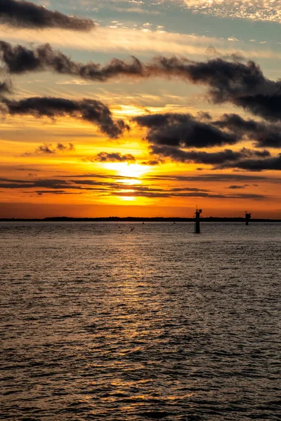 Den Molniga Himlen Över Havet Och Stranden Vid Solnedgången — Stockfoto