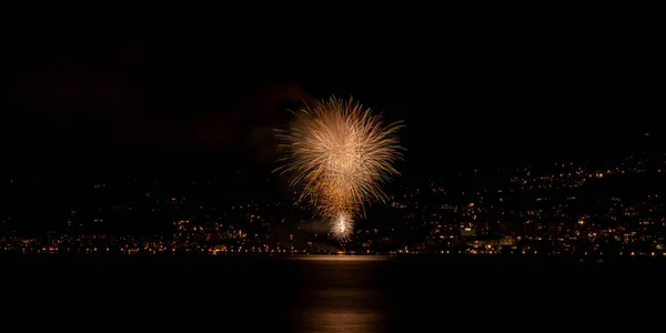 Fogos Artifício Coloridos Céu Noturno Acima Cidade — Fotografia de Stock