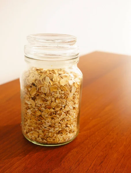 Una Toma Vertical Mezcla Muesli Frasco Vidrio Sobre Una Mesa — Foto de Stock