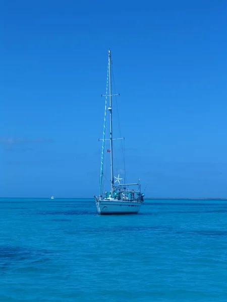 Tiro Vertical Invertido Iate Mar Azul Calmo — Fotografia de Stock