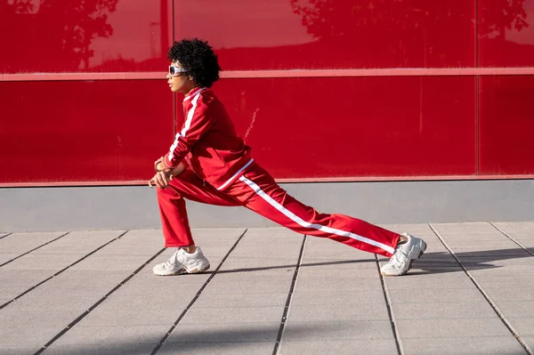 Kırmızı Spor Elbiseli Kırmızı Duvar Arkasında Hip Hop Pozu Veren — Stok fotoğraf