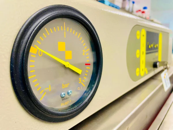 Close Shot Scientific Pressure Gauge Instrument Yellow Indicator Laboratory — Photo