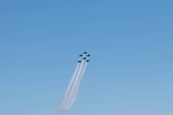 Grupa Latających Samolotów Przeciwko Błękitnemu Niebu Podczas Pokazu Lotniczego — Zdjęcie stockowe