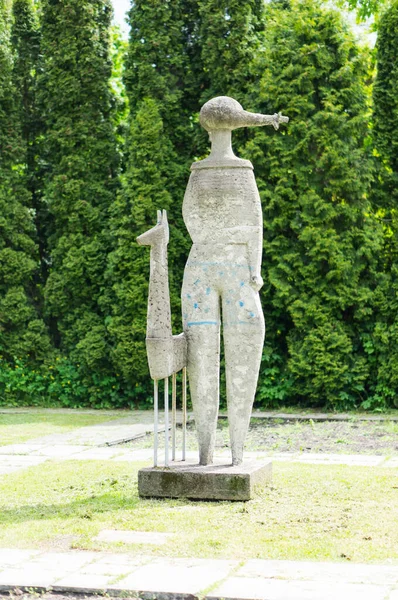 Poznan Polónia Outubro 2021 Uma Estátua Esculpida Grama Verde Citadel — Fotografia de Stock