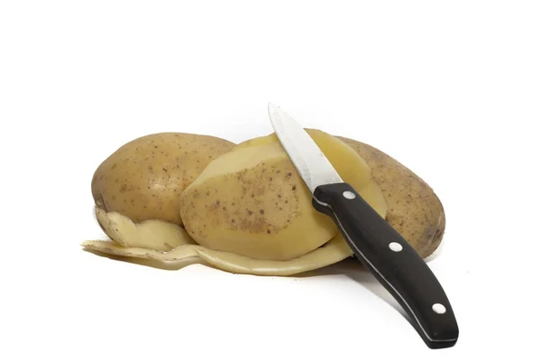 Ολόκληρες Φρέσκες Πατάτες Ένα Μαχαίρι Για Τις Ξεφλουδίσετε Απομονωμένες Λευκό — Φωτογραφία Αρχείου