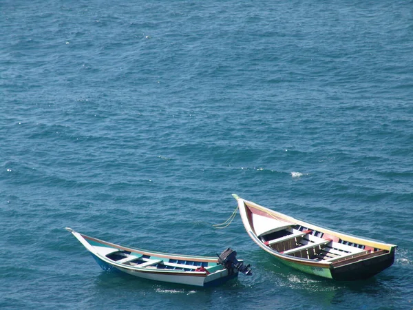 Due Barche Pesca Vuote Nell Acqua Blu — Foto Stock
