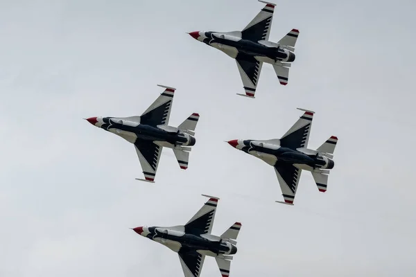 米国クリーブランドのナショナル航空ショーの間に曇った空に対して飛行する航空機のグループ — ストック写真