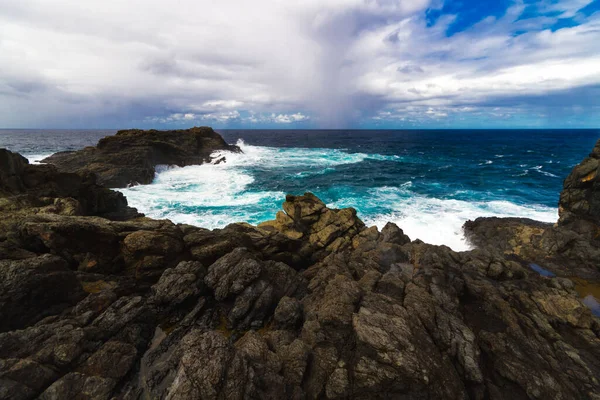 Scenic View Ocean Hitting Rocks Cloudy Sky Background — Stok fotoğraf
