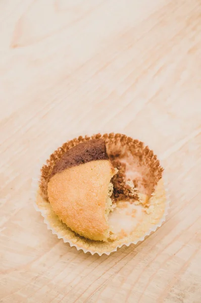 Cupcake Chocolat Bio Grignoté Sur Fond Bois Rugueux Avec Espace — Photo