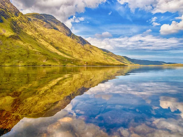 Een Prachtig Uitzicht Pittoreske Heuvels Die Reflecteren Het Wateroppervlak Van — Stockfoto