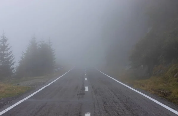 Eine Straße Durch Dichten Nebel — Stockfoto