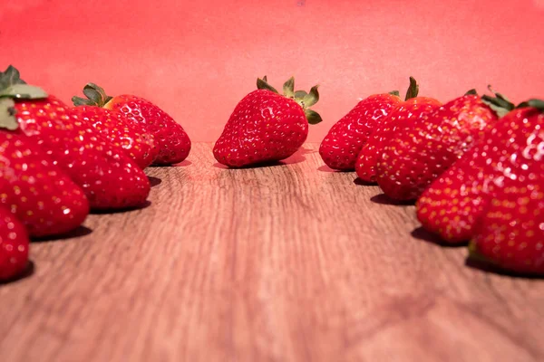 Ein Bund Frischer Roter Erdbeeren Trocknet Auf Einer Holzoberfläche Mit — Stockfoto