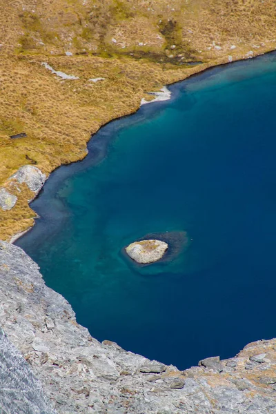 Sebuah Gambar Vertikal Dari Sebuah Danau Gunung — Stok Foto