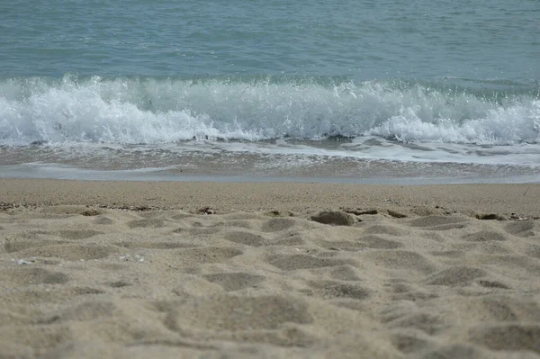 Onde Blu Del Mare Dell Oceano Costa Sabbiosa Una Giornata — Foto Stock