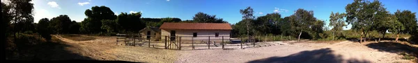 Plano Panorámico Granero Con Cercas Rodeadas Árboles Día Soleado —  Fotos de Stock