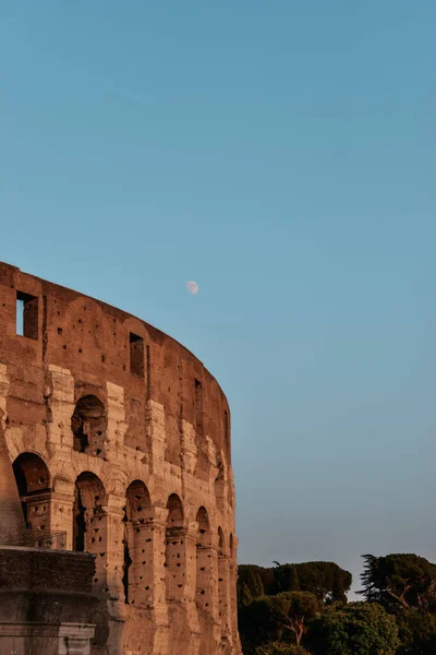 Eine Wunderschöne Kulisse Des Runden Kolosseums Rom Italien Unter Blauem — Stockfoto