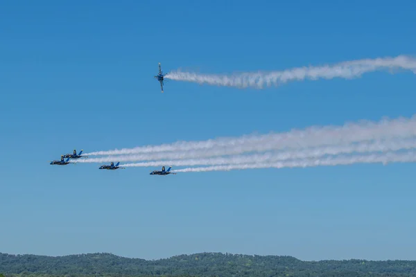 航空ショー中に青い空に対して飛行する航空機のグループ — ストック写真