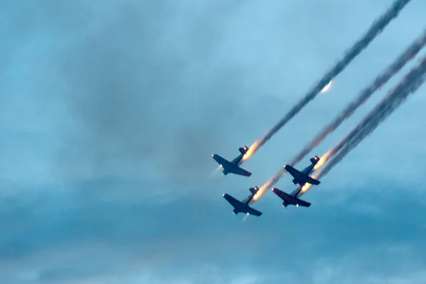 Een Groep Van Vliegende Vliegtuigen Tegen Een Bewolkte Lucht Tijdens — Stockfoto