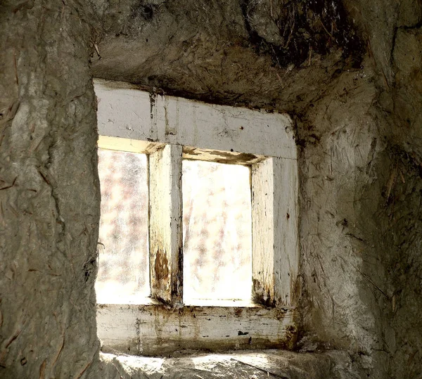 Une Vieille Petite Fenêtre Une Maison Abandonnée — Photo