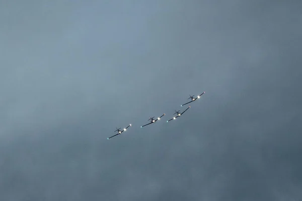 Grupa Latających Samolotów Tle Zachmurzonego Nieba Podczas Pokazu Lotniczego — Zdjęcie stockowe