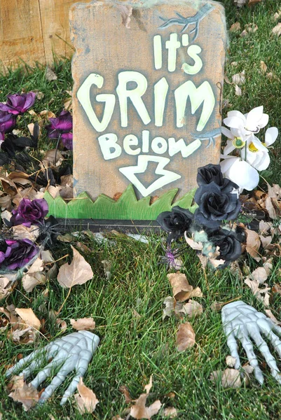 Vertical Shot Skillet Hands Board Text Colorful Flowers Grass —  Fotos de Stock