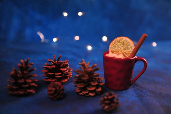 Eine Flache Aufnahme Von Tannenzapfen Und Einer Roten Tasse Mit — Stockfoto