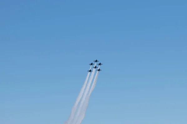 Grupo Aeronaves Voando Contra Céu Limpo Durante National Air Show — Fotografia de Stock