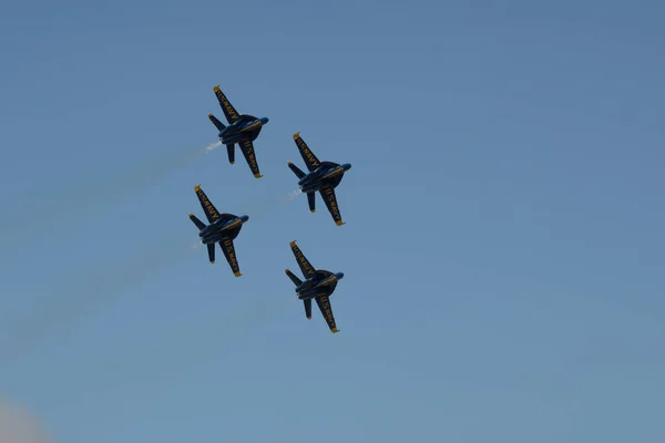 Hava Gösterisi Sırasında Mavi Gökyüzüne Karşı Uçan Bir Grup Uçak — Stok fotoğraf