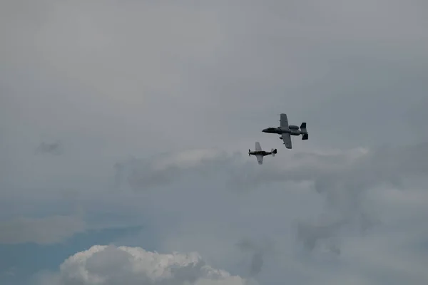 航空ショー中に曇天に対して飛行する航空機 — ストック写真
