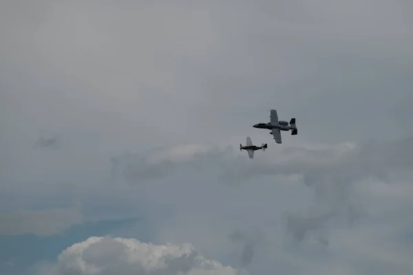 Ein Fliegendes Flugzeug Gegen Einen Wolkenverhangenen Himmel Während Einer Flugshow — Stockfoto