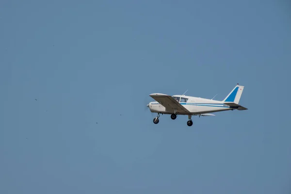 Ένα Ιπτάμενο Αεροσκάφος Αντίκα Έναν Γαλάζιο Ουρανό Κατά Διάρκεια Μιας — Φωτογραφία Αρχείου
