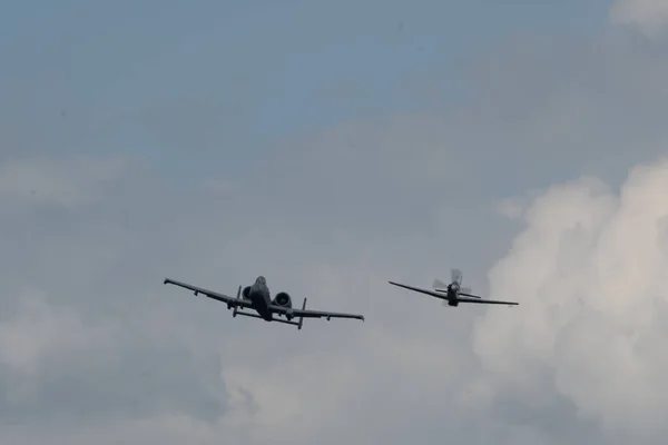 Eine Gruppe Fliegender Flugzeuge Gegen Einen Bewölkten Himmel Während Der — Stockfoto