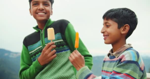 Feliz Indiana Crianças Comer Sorvete — Vídeo de Stock