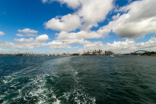 Festői Kilátás Egy Óceán Modern Épületek Egy Híd Háttérben Sydney — Stock Fotó