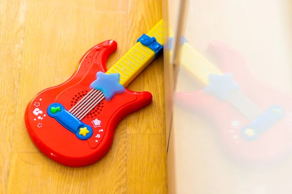 Juguete Guitarra Plástico Piso Madera —  Fotos de Stock