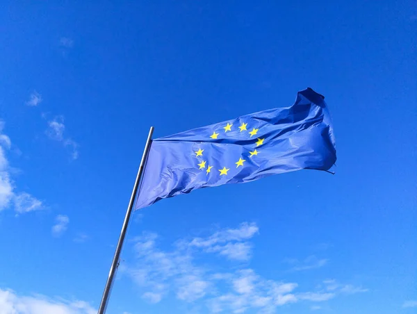 Vlag Van Europese Unie Wappert Wind Tegen Een Bewolkte Lucht — Stockfoto