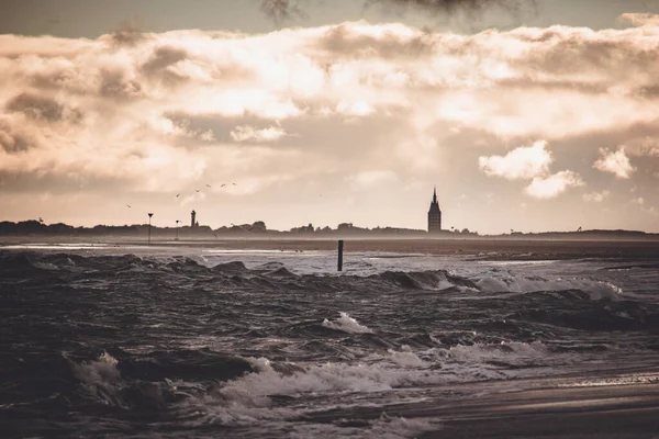 Bewolkte Lucht Boven Zee Het Strand Bij Zonsondergang — Stockfoto
