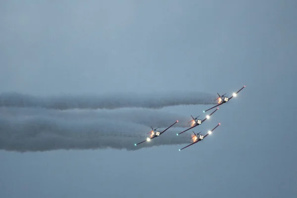 在航空展上 一群在多云的天空中飞行的飞机 — 图库照片