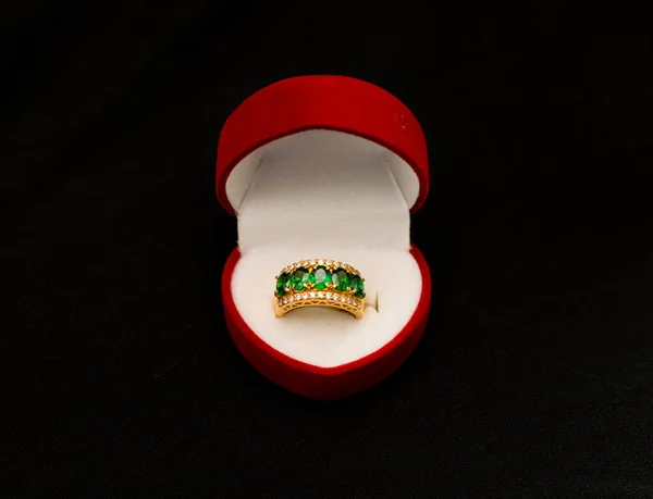 Een Close Van Een Kostbare Gouden Ring Met Groene Stenen — Stockfoto