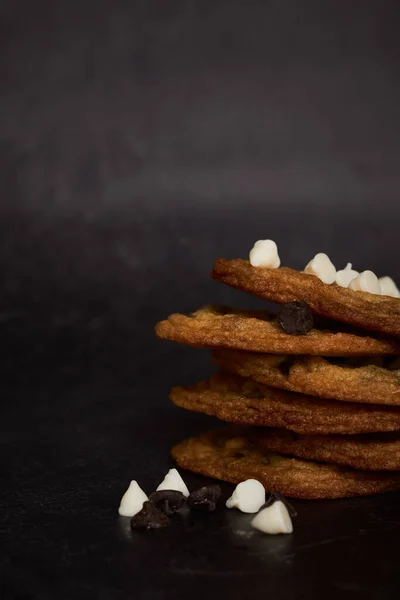 Primer Plano Vertical Galletas Chispas Chocolate Con Granos Chocolate Blanco — Foto de Stock