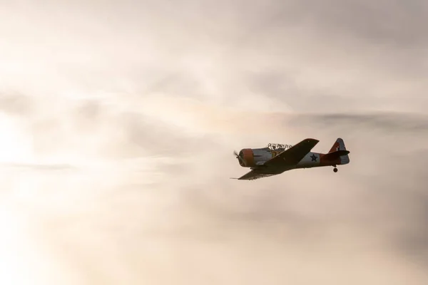 Tiro Silhueta Aeronaves Militares Vintage Voando Durante Pôr Sol — Fotografia de Stock