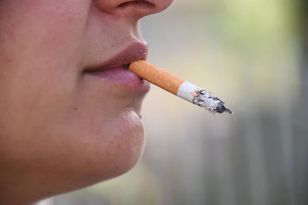 Μια Γυναίκα Που Καπνίζει Ένα Θολό Φόντο — Φωτογραφία Αρχείου
