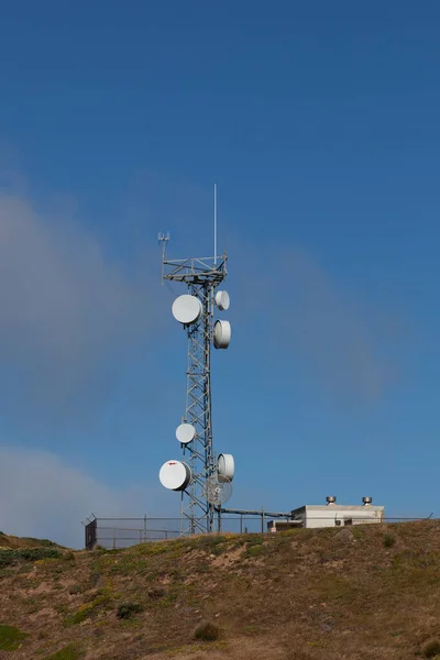 Disparo Vertical Relé Microondas Antenas Radio Telecomunicaciones Una Torre Cima —  Fotos de Stock